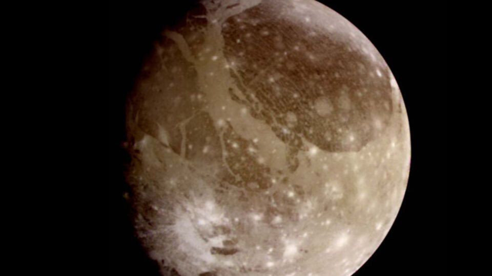 Снимок Ганнимеда, сделанный обсерваторией Галилео