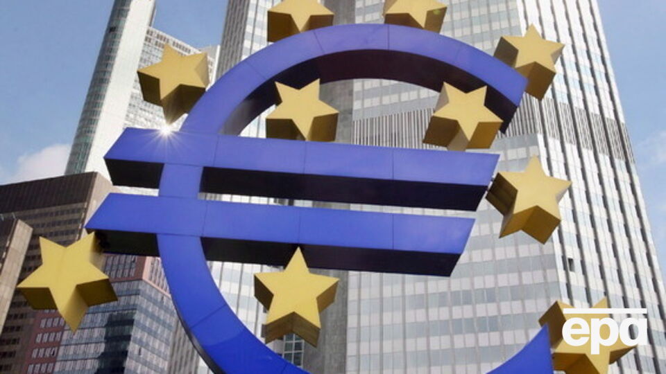 Курс евро к доллару достиг нового дна