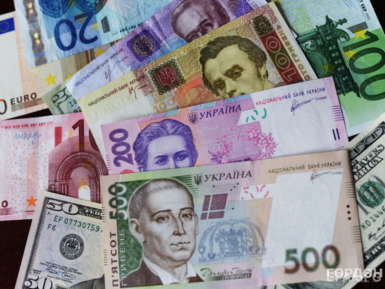 Нацбанк немного ослабил курс нацвалюты