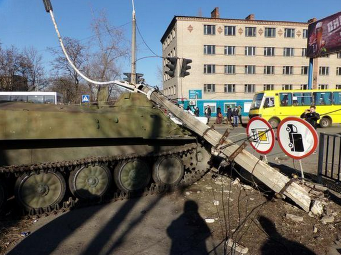 БМД наехала на женщину с детьми