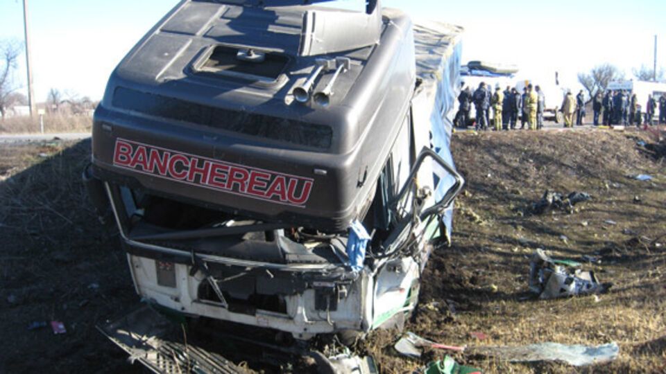 ДТП произошло в результате выезда грузовика на встречную полосу