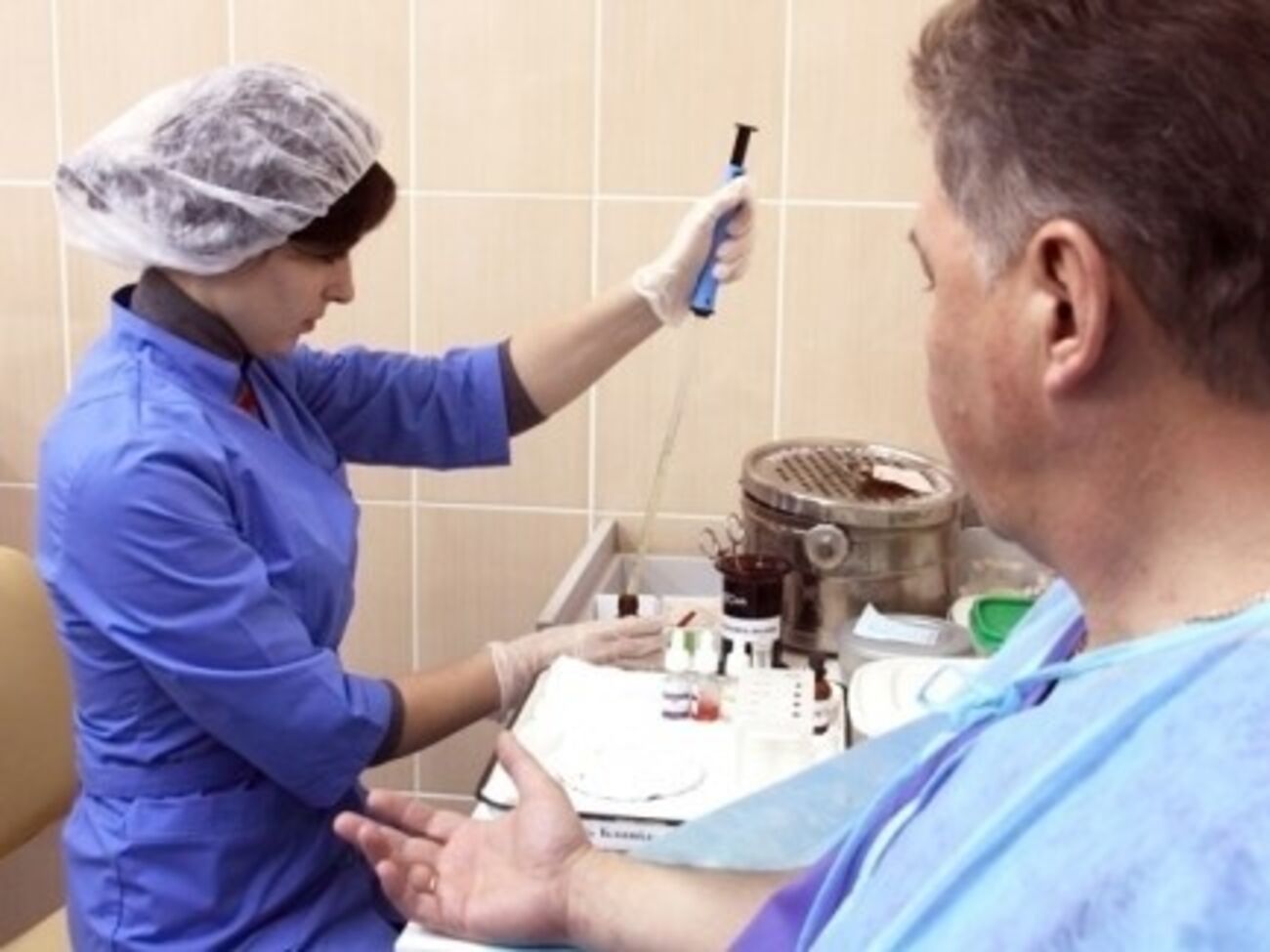 Дипломатическое представительство Украины в Ливии поддерживает с украинскими врачами постоянную связь и принимает меры с целью создания необходимых условий для их эвакуации с ливийской территории