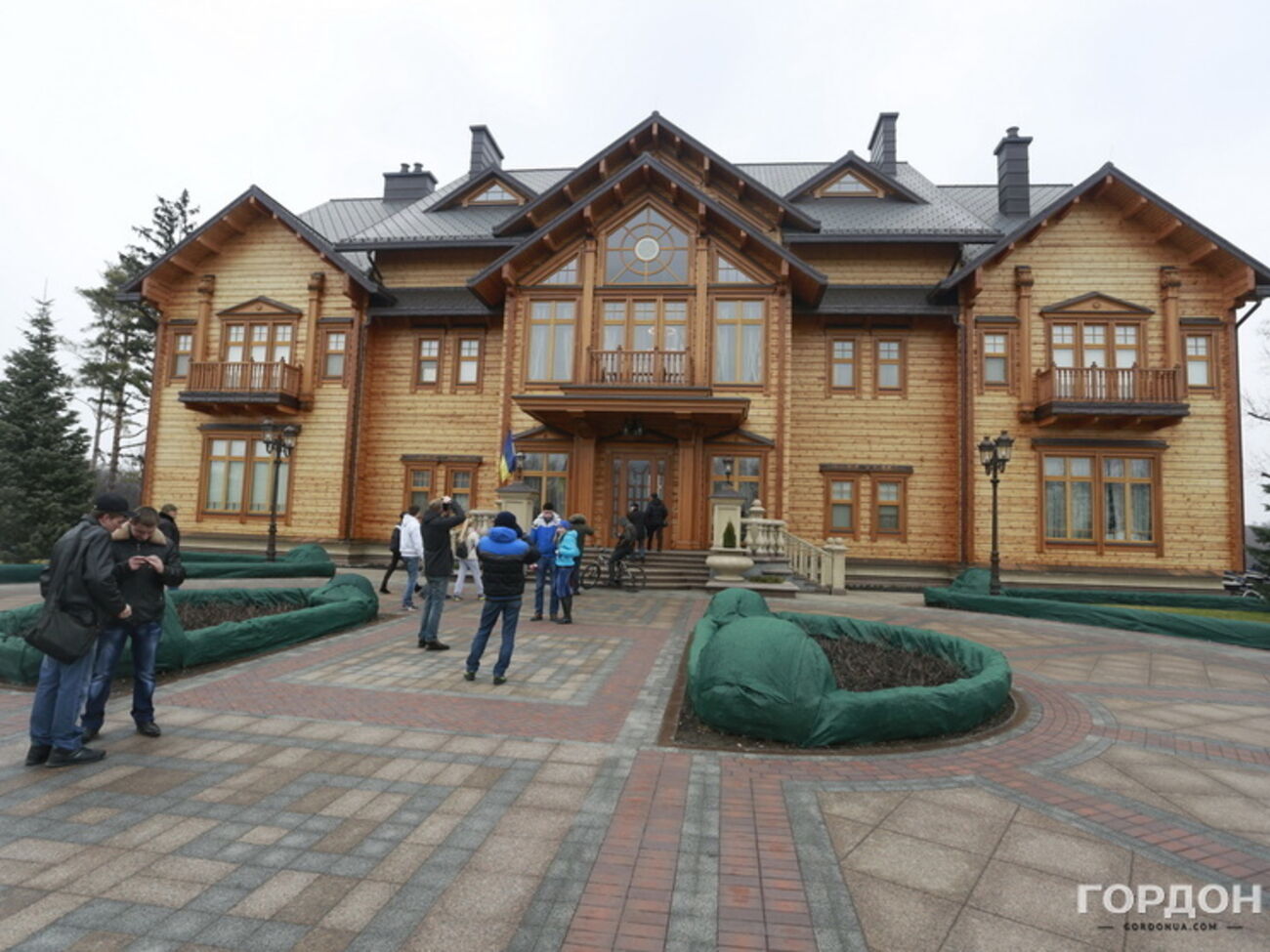 В бывшем доме Януковича теперь живут бойцы АТО
