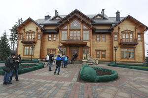 В бывшем доме Януковича теперь живут бойцы АТО