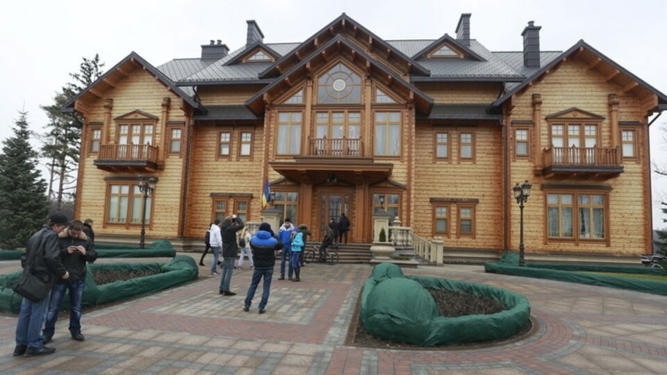 В бывшем доме Януковича теперь живут бойцы АТО