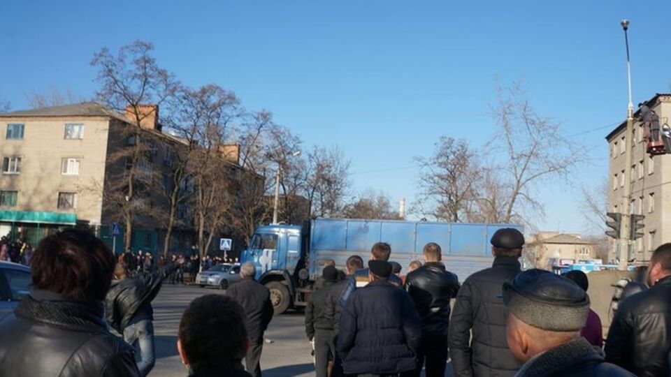 Стихийный митинг в Константиновке на месте гибели семилетней девочки в ДТП с участием военных. Фоторепортаж