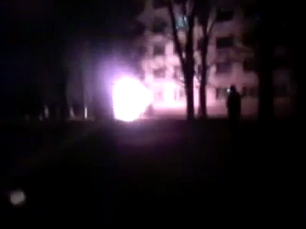 В Константиновке толпа забросала коктейлями Молотова казарму ВСУ. Видео