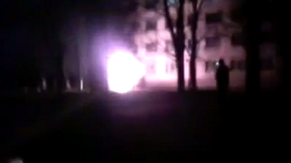 В Константиновке толпа забросала коктейлями Молотова казарму ВСУ. Видео