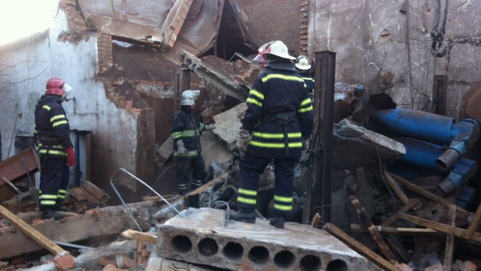 На месте происшествия работают спасатели