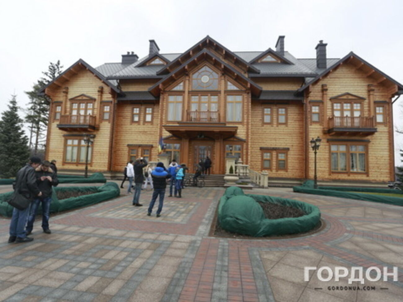 В "Межигорье" уже есть свет