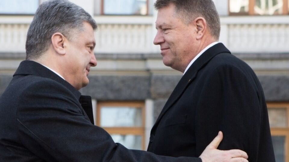 Порошенко попросил Йоханниса поддержать идею о направлении миротворцев на Донбасс