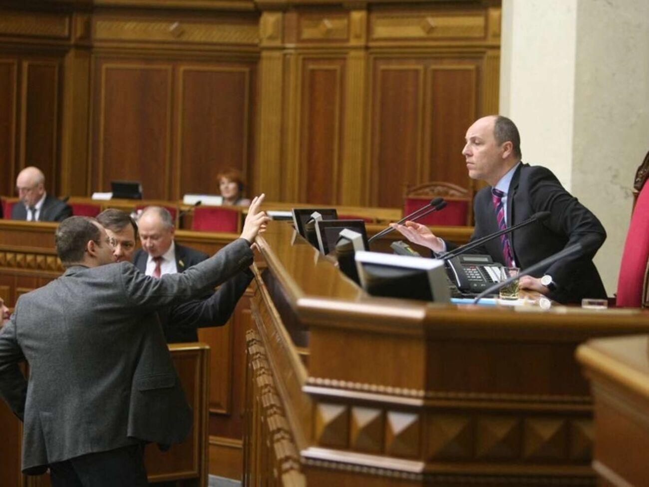 Андрей Парубий сообщил, что сейчас Петр Порошенко проводит консультации с коалицией, заседание начнется на час позже