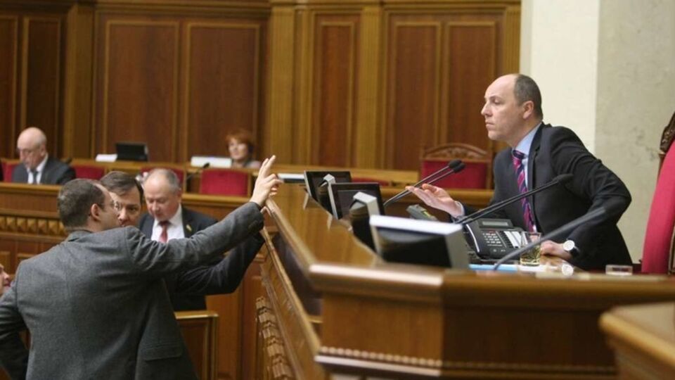 Андрей Парубий сообщил, что сейчас Петр Порошенко проводит консультации с коалицией, заседание начнется на час позже