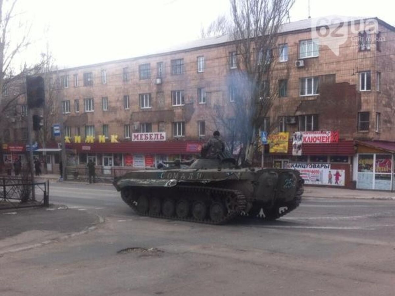 В центре Макеевки боевики проводят спецоперацию с использованием тяжелой техники. Видео