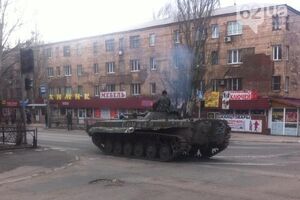 В центре Макеевки боевики проводят спецоперацию с использованием тяжелой техники. Видео