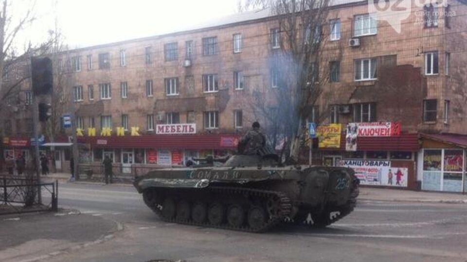 В центре Макеевки боевики проводят спецоперацию с использованием тяжелой техники. Видео