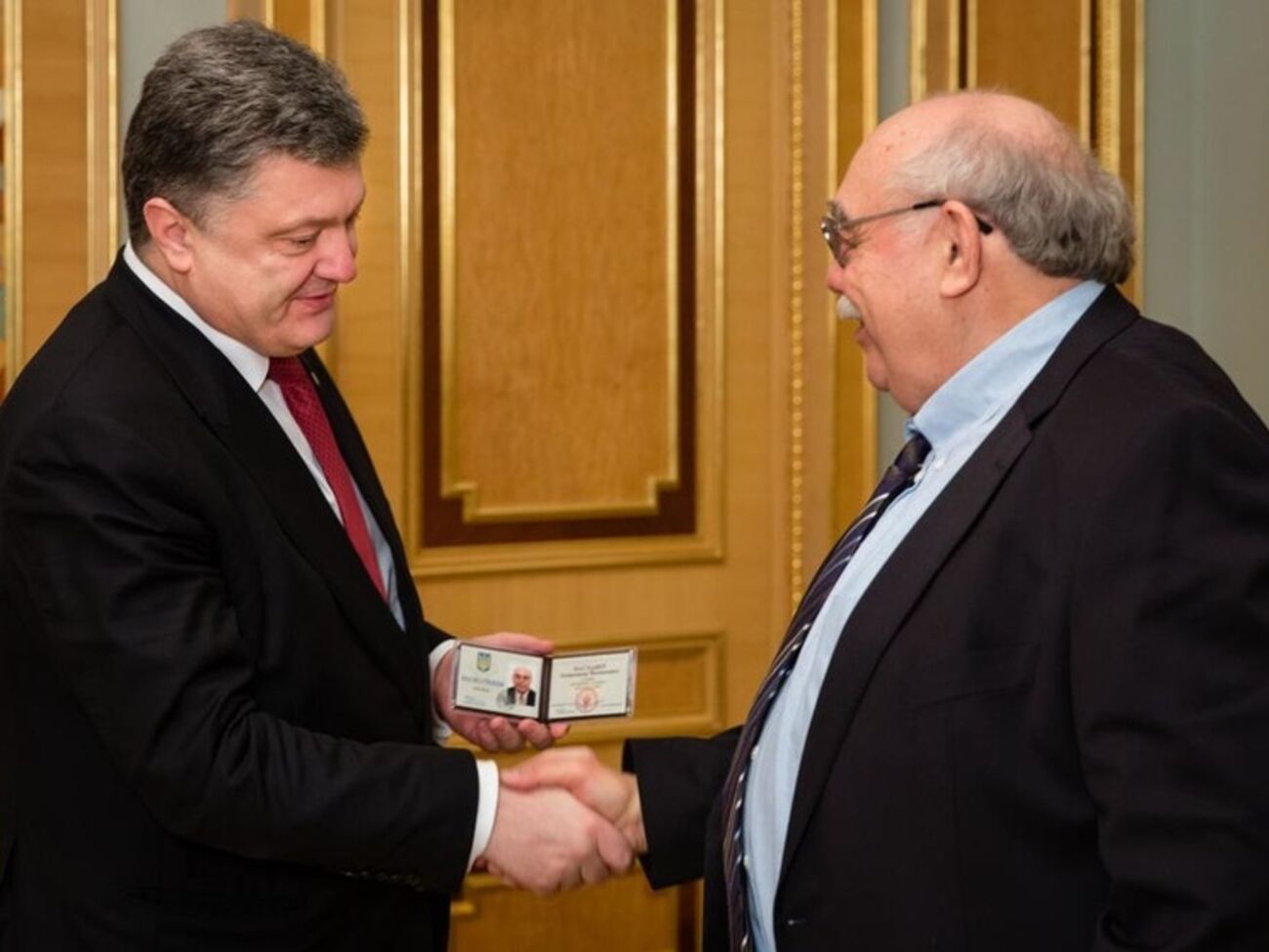 Петр Порошенко встретился с Александром Пасхавером и вручил ем удостоверение своего советника