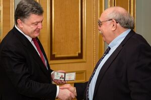 Петр Порошенко встретился с Александром Пасхавером и вручил ем удостоверение своего советника