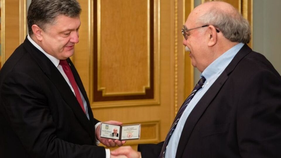 Петр Порошенко встретился с Александром Пасхавером и вручил ем удостоверение своего советника