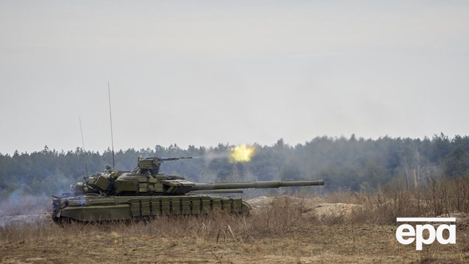 В донецком аэропорту боевики обстреливают украинские позиции из танков