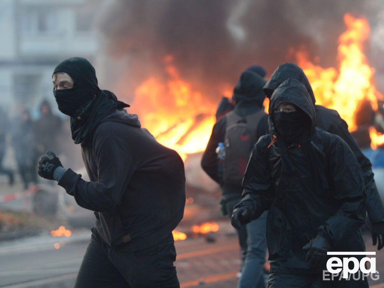 Активисты высказывали свое недовольство жесткими мерами экономии в странах --- членах ЕС.