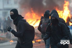 Активисты высказывали свое недовольство жесткими мерами экономии в странах --- членах ЕС.