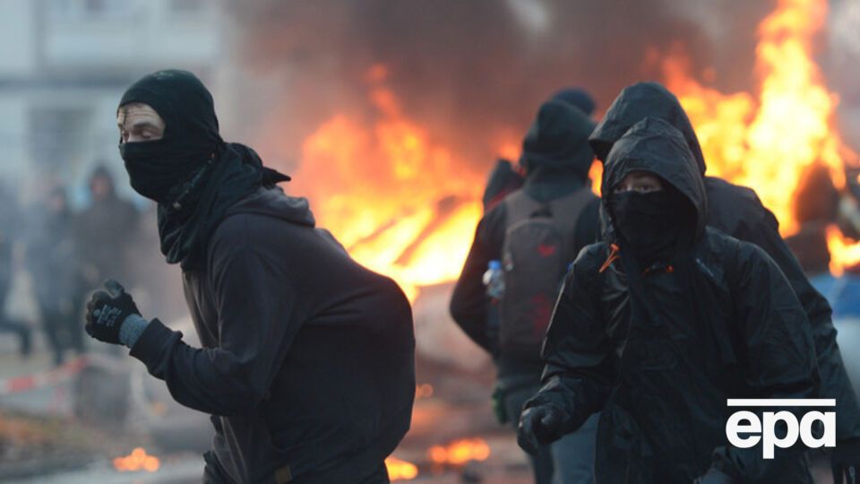 Активисты высказывали свое недовольство жесткими мерами экономии в странах --- членах ЕС.