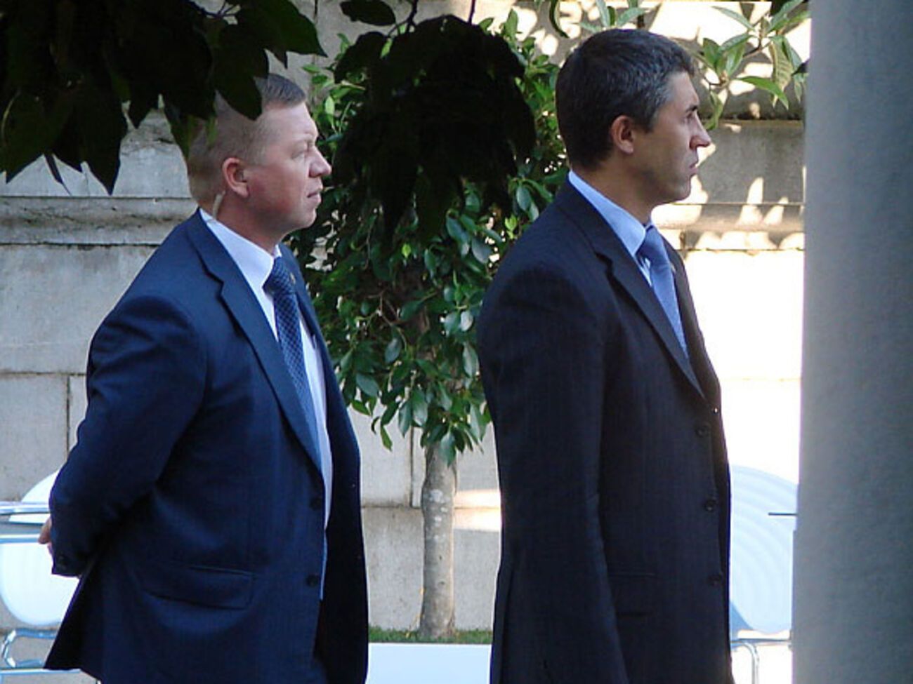 Слева &ndash; начальник службы безопасности Виктора Януковича Константин Кобзарь