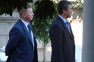 Слева – начальник службы безопасности Виктора Януковича Константин Кобзарь