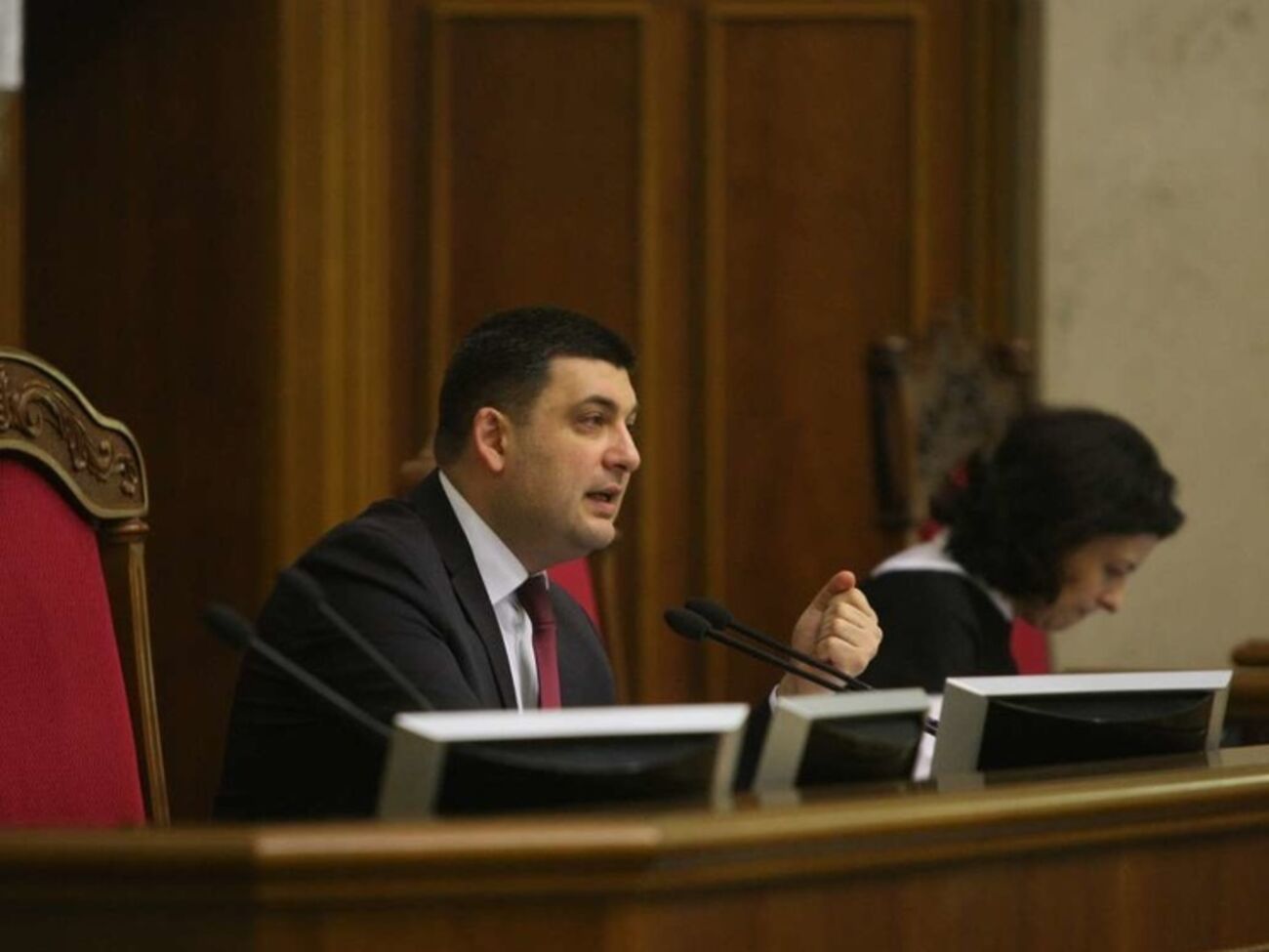 Владимир Гройсман закрыл сегодняшнее заседание парламента на 15 минут позже положенного