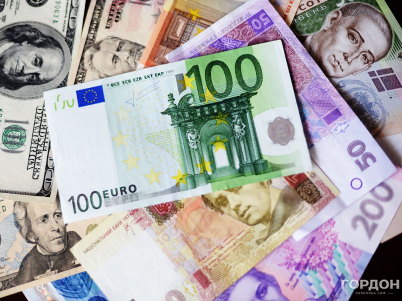 Нацбанк существенно ослабил курс гривны