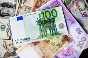Нацбанк существенно ослабил курс гривны