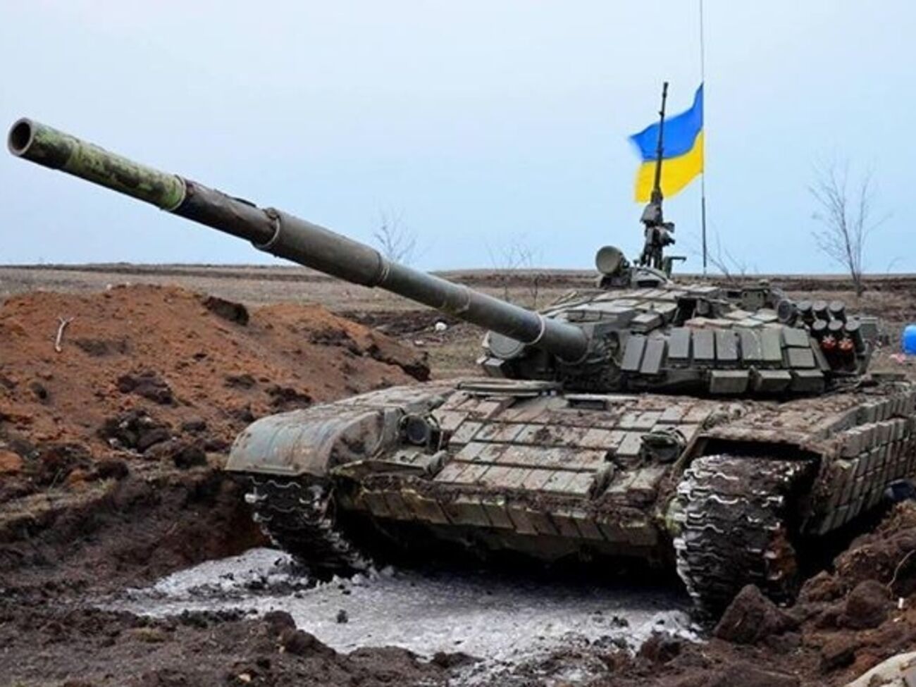 За захват во время боя вражеского танка Т-72 украинские бойцы получили более 55 тыс. грн