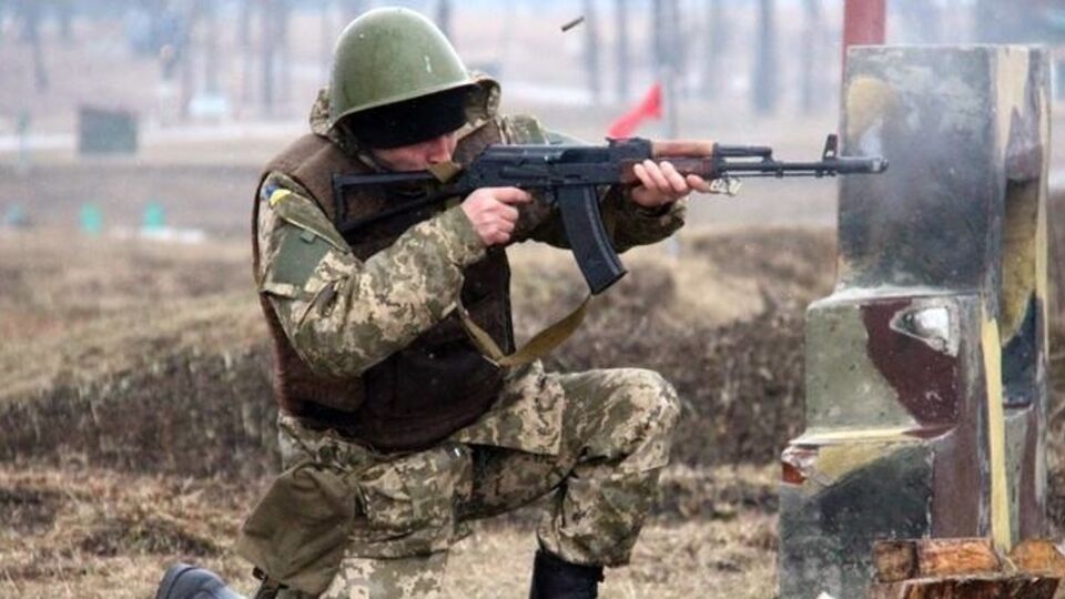 Мобилизованные бойцы проходят военную подготовку в полевых условиях