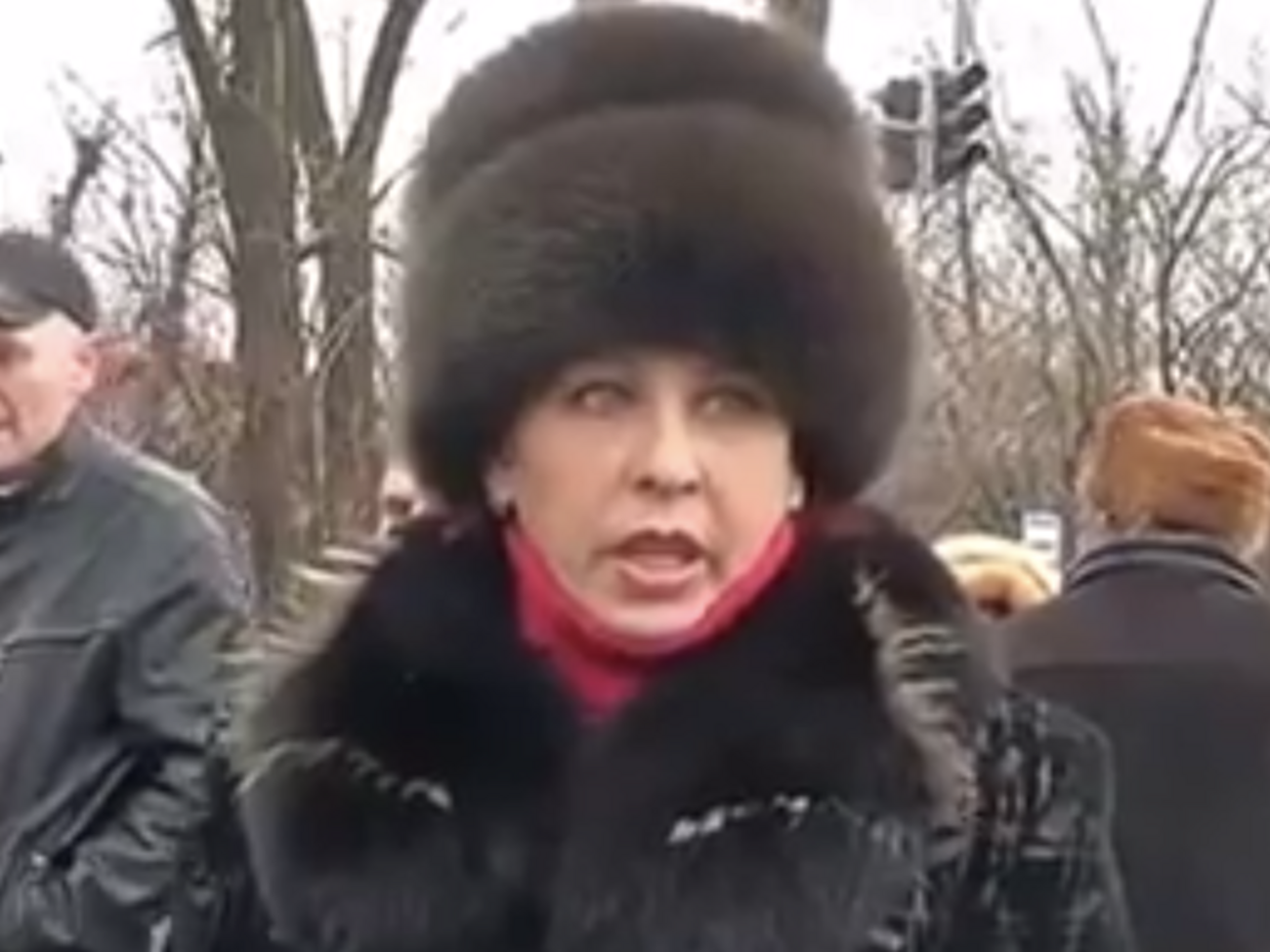 Жители Константиновки угрожали избить журналистку "5 канала", снимавшую сюжет на месте гибели девочки в ДТП. Видео