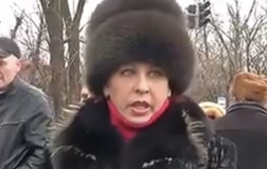 Жители Константиновки угрожали избить журналистку "5 канала", снимавшую сюжет на месте гибели девочки в ДТП. Видео