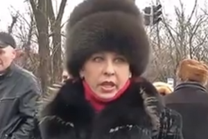 Жители Константиновки угрожали избить журналистку "5 канала", снимавшую сюжет на месте гибели девочки в ДТП. Видео