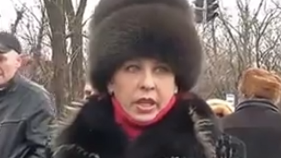 Жители Константиновки угрожали избить журналистку "5 канала", снимавшую сюжет на месте гибели девочки в ДТП. Видео