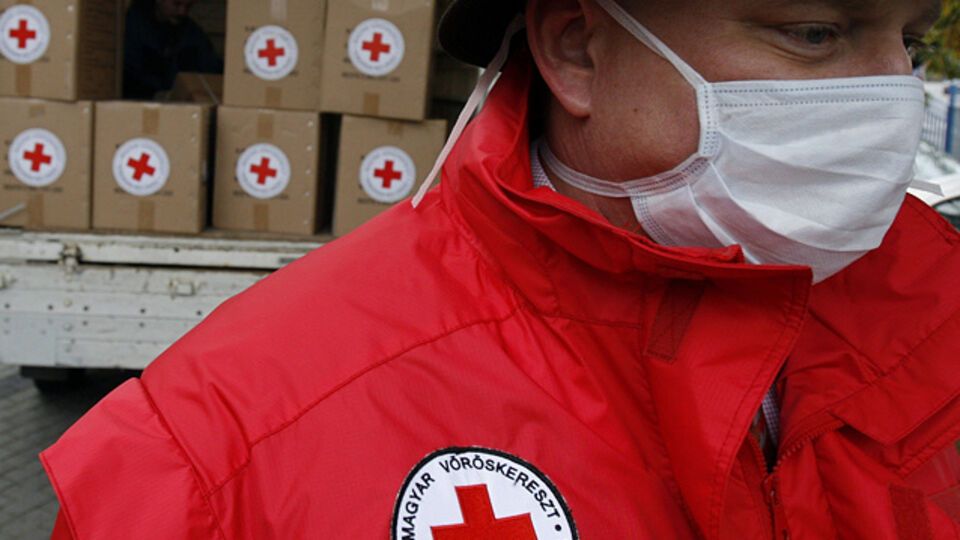 В 2014 году представители Красного Креста предоставили спасателям специальное защитное снаряжение на сумму $25 тыс.