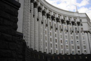 В соответствии с решением Кабинету Министров надлежит наладить систематическое, полное и достоверное информирование жителей Донецкой и Луганской областей о ситуации в Украине и мире