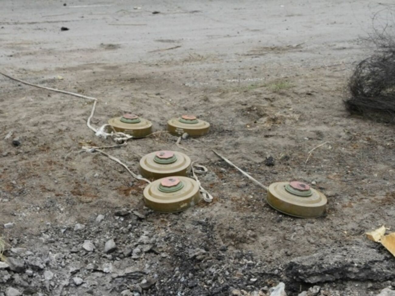 Автомобиль, в котором находились пострадавшие, наехал на мину