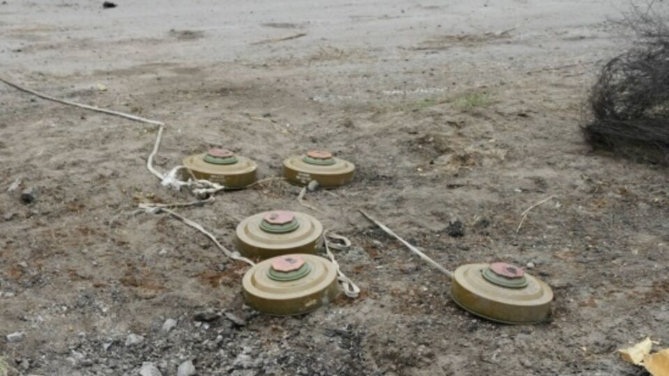 Автомобиль, в котором находились пострадавшие, наехал на мину