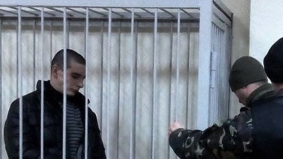 Обвиняемый в расстреле митингующих Сергей Зинченко в зале суда