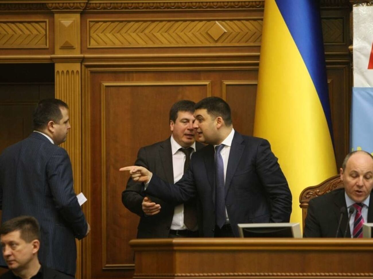 Владимир Гройсман (в центре) закрыл вечернее заседание Рады