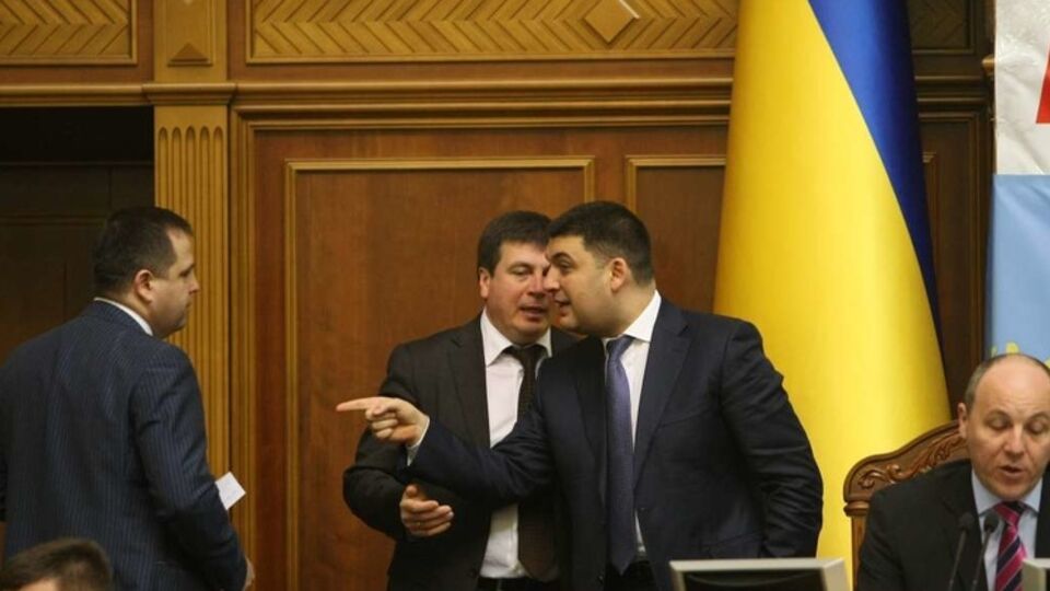 Владимир Гройсман (в центре) закрыл вечернее заседание Рады