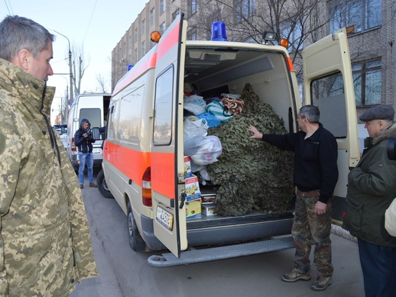 Школьники Черновицкой области сплели маскировочную сетку для бойцов ВСУ