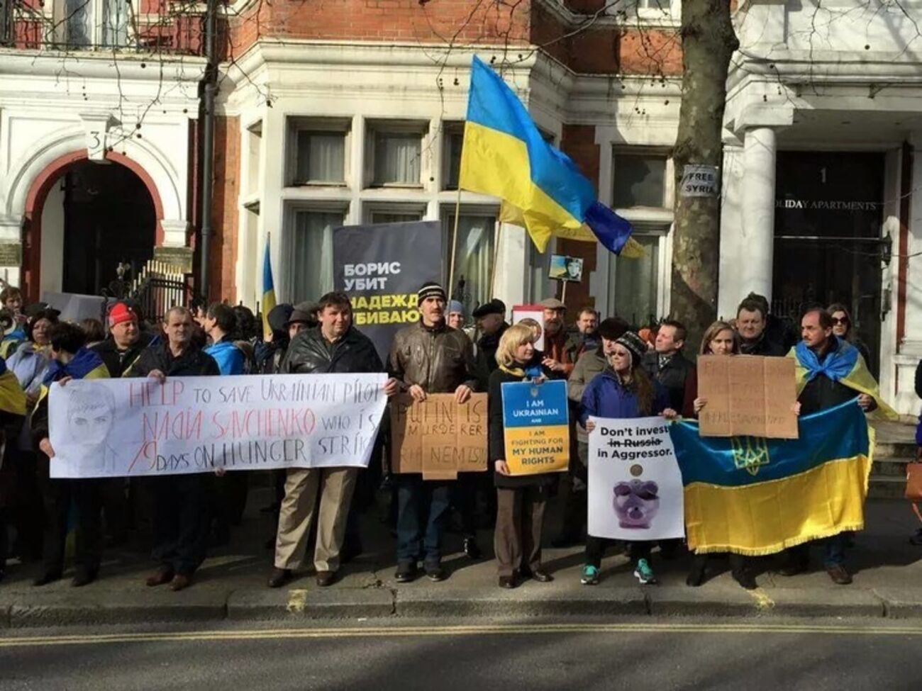 Участие в пикете приняли минимум полторы сотни человек