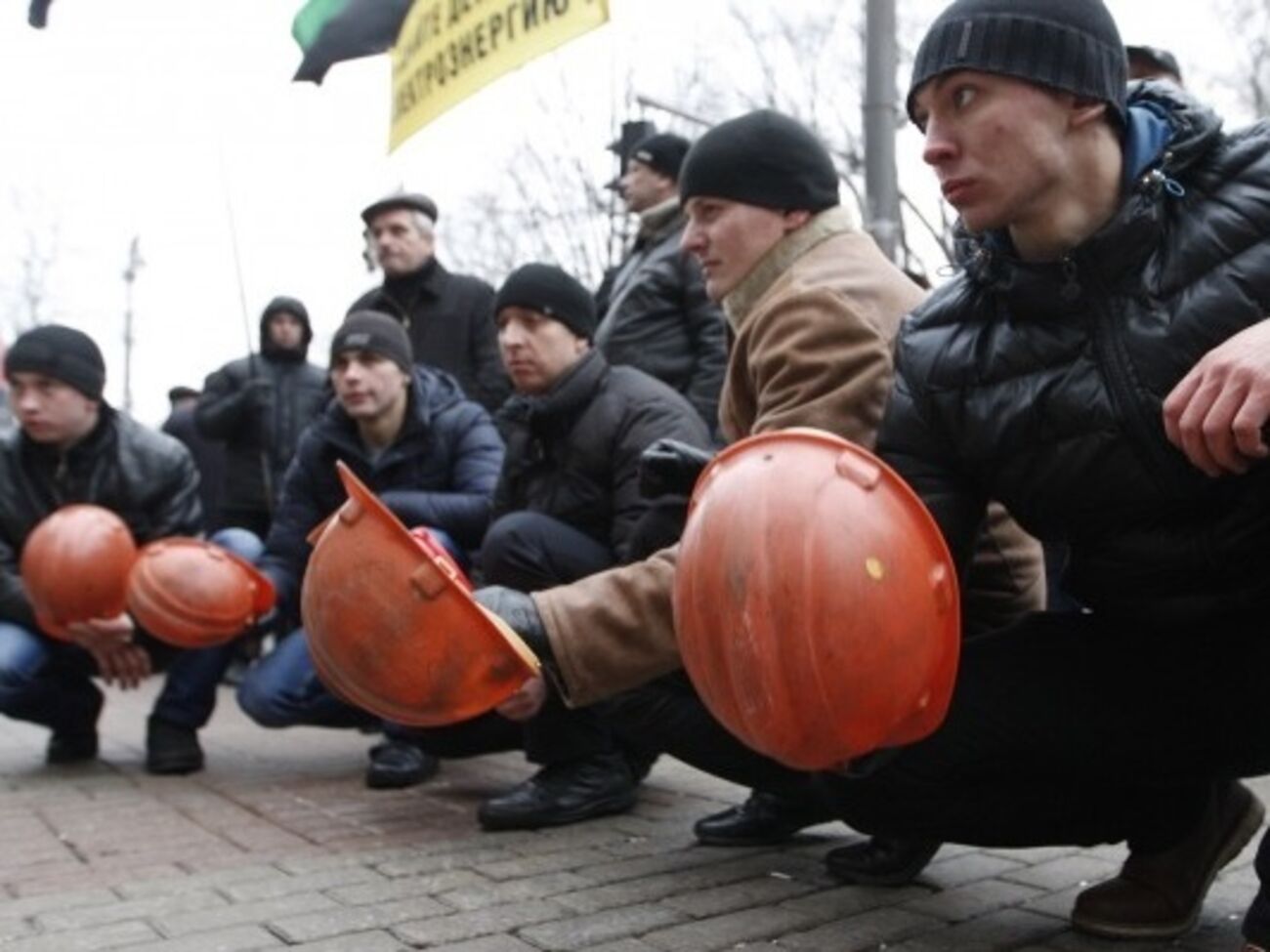 По словам участников акции, руководство шахт не выплатило им зарплаты за последние 2,5 месяца