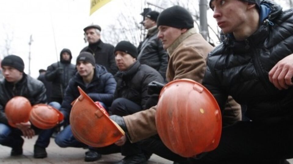 По словам участников акции, руководство шахт не выплатило им зарплаты за последние 2,5 месяца