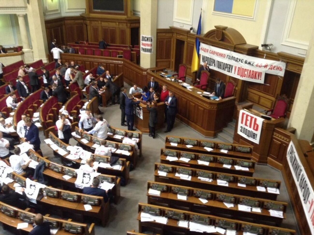 Фракция Радикальной партии, которая блокировала трибуну, после голосования заняла свои места в зале